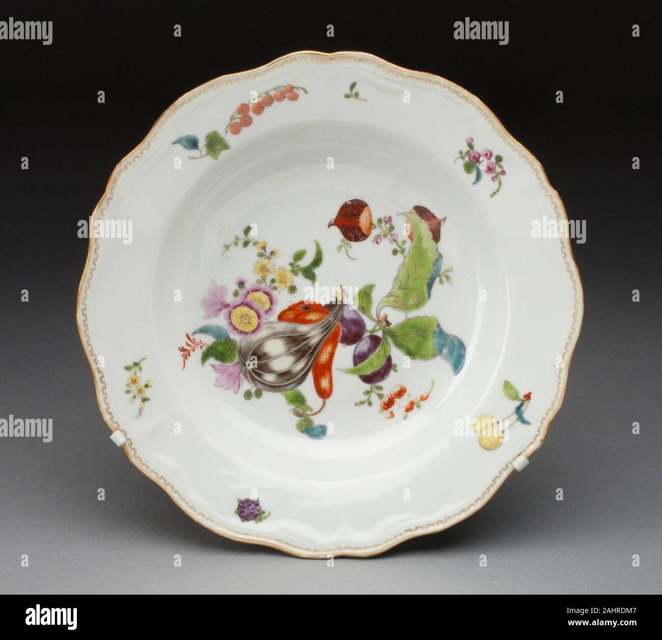 Soup Bowl. 1750 - 1755. Jingdezhen. Hartporzellan mit mehrfarbigem Emaille und Vergoldung Stockfoto