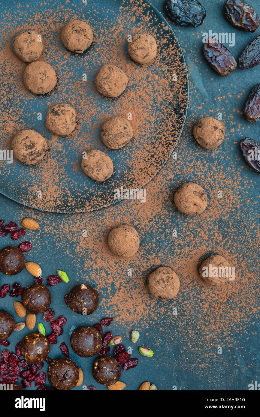 Hausgemachte vegan cacao Datum Cranberry und Mutter Energie Kugeln in Kakao-pulver abgedeckt Stockfoto