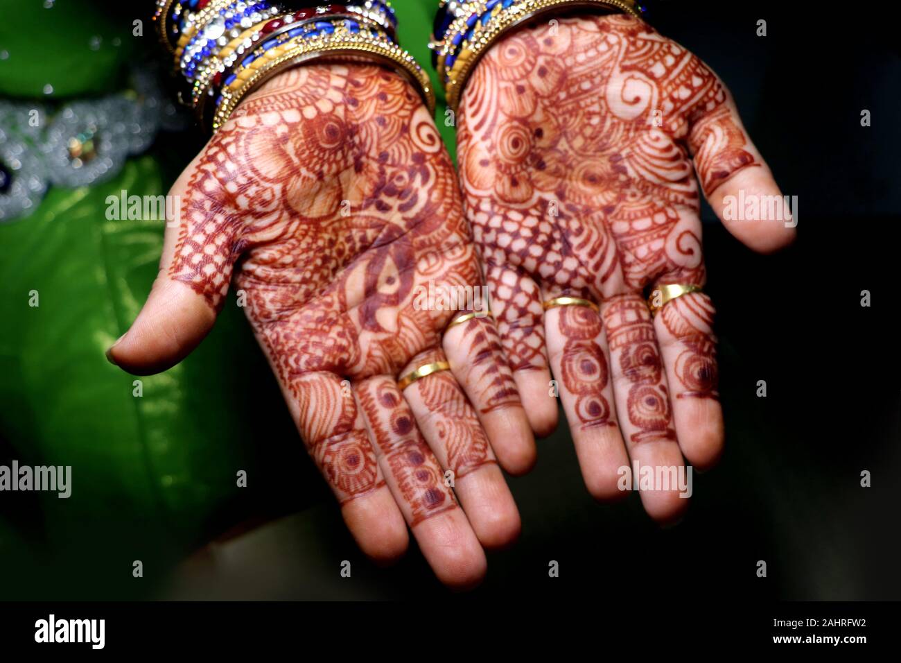 Kunst in Mädchen Hand mit henna Pflanze auch als mehndi Design, Stil genannt. In Indien ist es Tradition. Stockfoto
