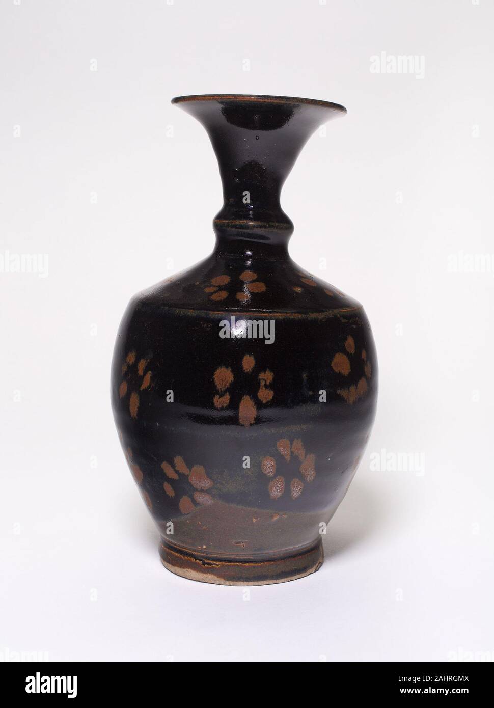 Vase mit stilisierten Blüten. 1100-1368. China. Steinzeug mit schwarzen und braunen Glasuren Stockfoto