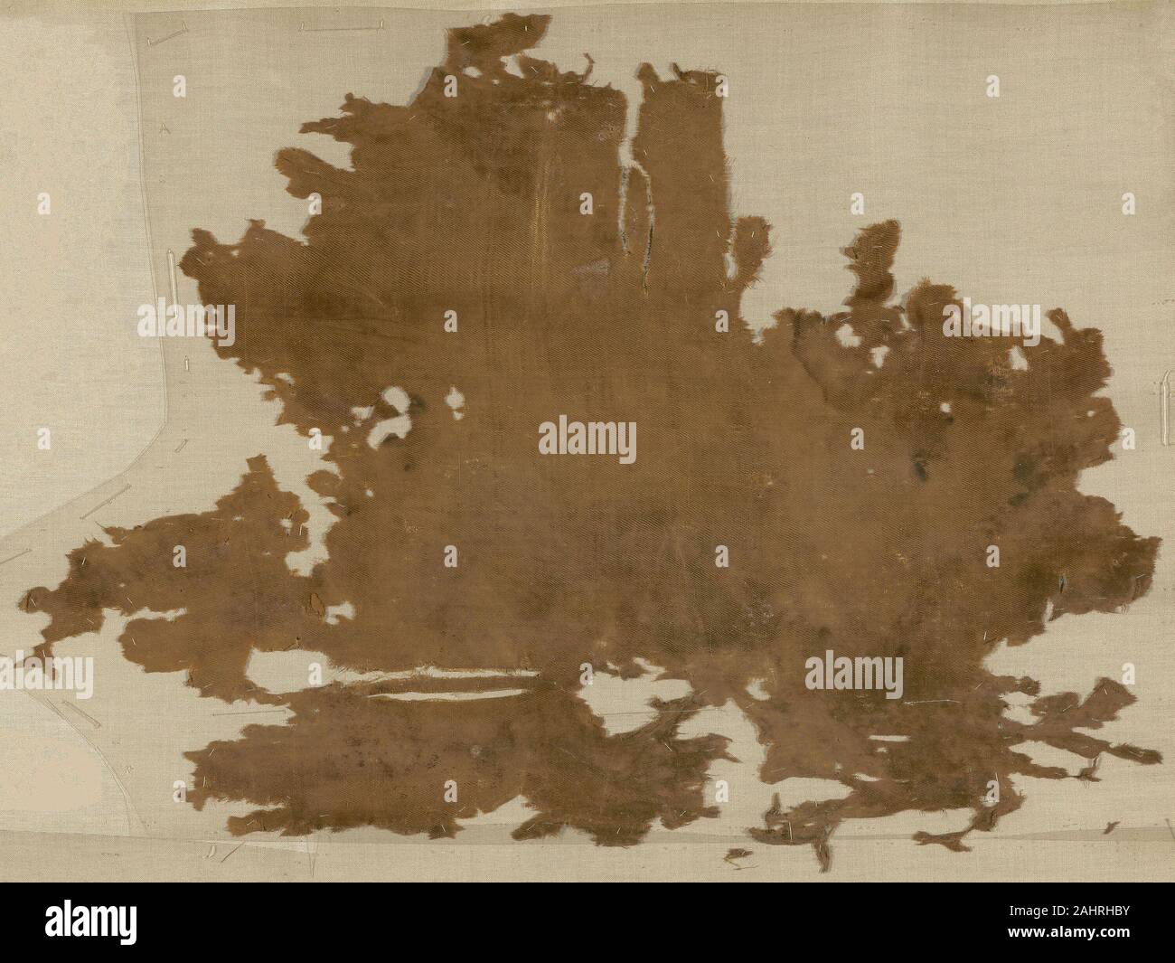 Fragment. 1101 - 1200. Iran. Unregelmäßige Fragment von schlichten, einfachen Twill, Seide, golden braun. In Gräbern in der Nähe Bibi-gu gefunden - Nou.Ca. 1 Meile östlich von RhagesSent bis Dezember Kunst 10/8/42 (H.G.) Gefunden in Gräbern in der Nähe Bibi-ga-nou.Ca. 1 Meile östlich von Rhages Stockfoto