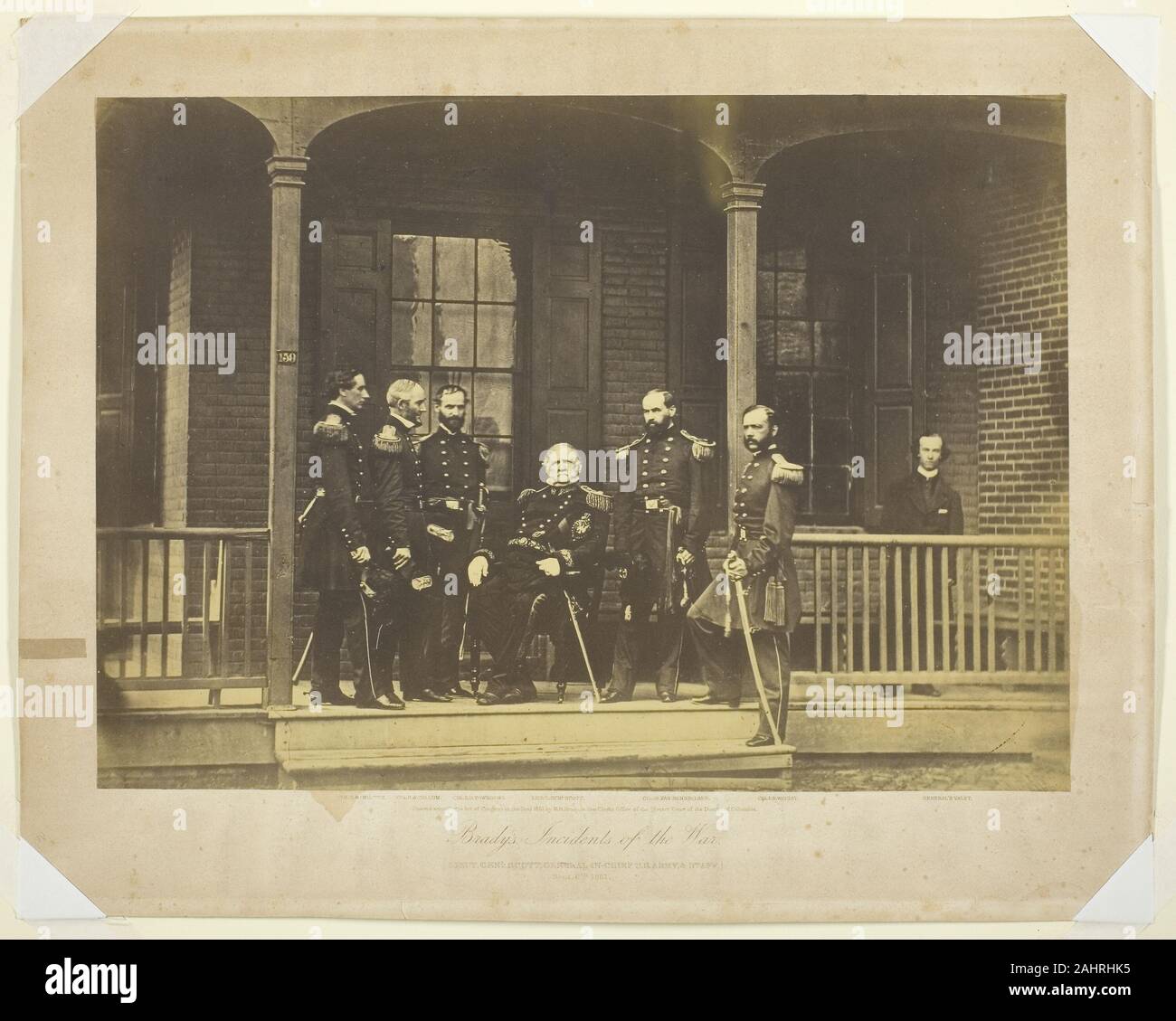 Mathew Brady. Generalleutnant Scott, General-in-Chief, der U.S. Army und Personal. 1861. In den Vereinigten Staaten. Eiweiß drucken Unternehmer so viel wie ein Fotograf, Mathew Brady gefeiert wurde als großer Porträtist der nationalen Zahlen von Daniel Webster zu Abraham Lincoln. Als der Bürgerkrieg brach im Jahre 1861 leitete er eine Gruppe von Fotografen dokumentieren der Camps, Offizieren und Nachwirkungen (Schlachten selbst waren unmöglich mit vorhandenen Kamera Technologie zu erfassen); er diese Veröffentlichung als eine Serie mit dem Titel Brady die Ereignisse des Krieges. Hier Brady dargestellt Offiziere umliegenden Generalleutnant Wi Stockfoto