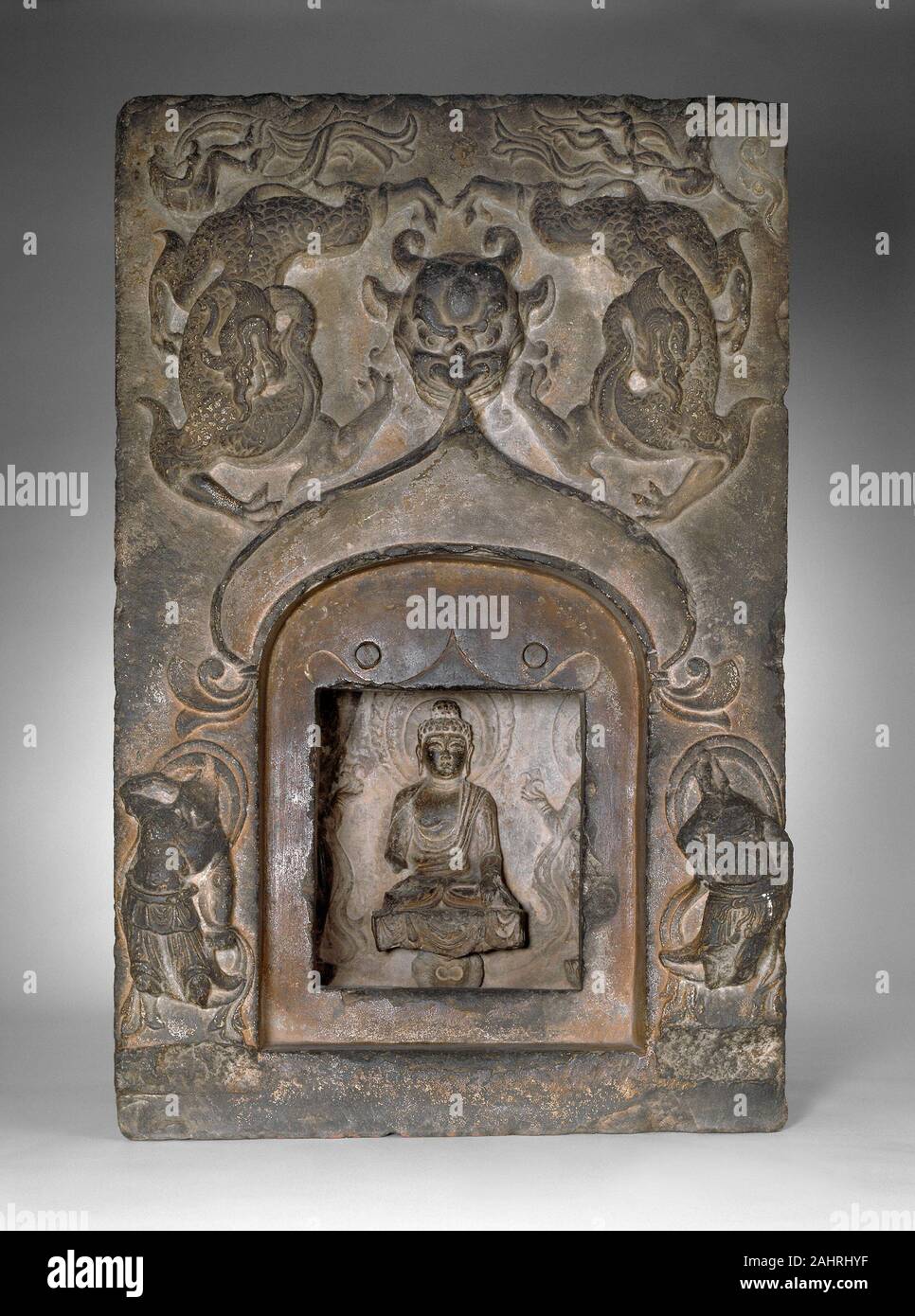 Abschnitt eines buddhistischen Pagode. 724 AD. China. Kalkstein Diese zwei Steinplatten bildeten ursprünglich die erste Geschichte eines buddhistischen Pagode, die auf eine gestaffelte Basis erhöht wurde. Viele solche Pagoden, die gewöhnlich sieben oder neun Stockwerke hoch, aus dem achten Jahrhundert im Norden Chinas erhalten bleiben. Jetzt für die Anzeige getrennt, diese Platten waren einmal fest ausgerichtet, einer Kammer, deren Innenraum wurde sichtbar zu nur einem überdachten Eingang in die vordere Platte bilden. Dynamische Wächter, fliegende Apsaras (himmlische Wesen), writhing Drachen, und ein menschenfresser Maske diese Tür, die in einen Sac öffnet sich schützen Stockfoto