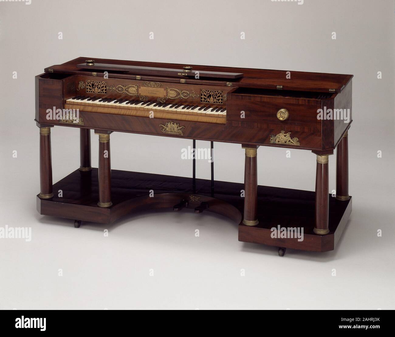 James Stewart. Pianoforte. 1818. Baltimore. Mahagoni, Mahagoni Furnier, Pappel, Eiche, Ebenholz, Elfenbein, Bronze und Messing Stockfoto James Stewart. Pianoforte. 1818. Baltimore. Mahagoni, Mahagoni Furnier, Pappel, Eiche, Ebenholz, Elfenbein, Bronze und Messing Stockfoto