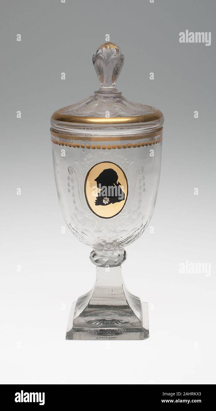 Johann Sigismund Menzel (Dekorateur). Überdachte Pokal mit Silhouette Büste von König Frederich das Große. 1790 - 1800. Deutschland. Glas Stockfoto