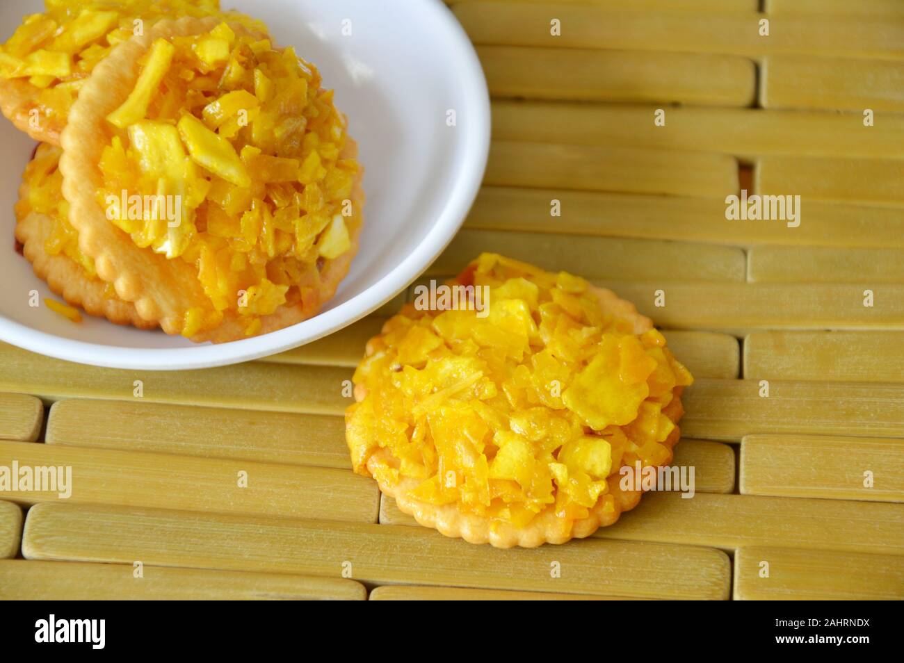 Cracker Jack Frucht topping knusprig und Erdnuss mit Karamell auf Bambus Platte Stockfoto