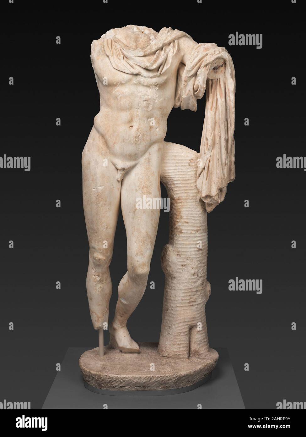 Antike römische. Statue des Meleager. 1AD - 199 AD. Römische Reich. Marmor die Statue zeigt den legendären griechischen Hunter Meleager, der seinen Ruhm durch das Töten einer wilden Eber, das die Menschen von Calydon terrorisiert erworben. Etwa vierzig Römische skulpturale Darstellungen von Meleager überleben, führender Wissenschaftler zu dem Schluss, dass es wahrscheinlich war, eine frühere griechische Statue, auf denen sie basieren, vermutlich durch die Architekten und Bildhauer Skopas von Paros, der ein marmorrelief mit der Darstellung der kalydonischen Eber Jagd auf eines seiner Gebäude integriert. Aber keiner der antiken Autoren, die über die griechische Skulptur schrieb mir Stockfoto