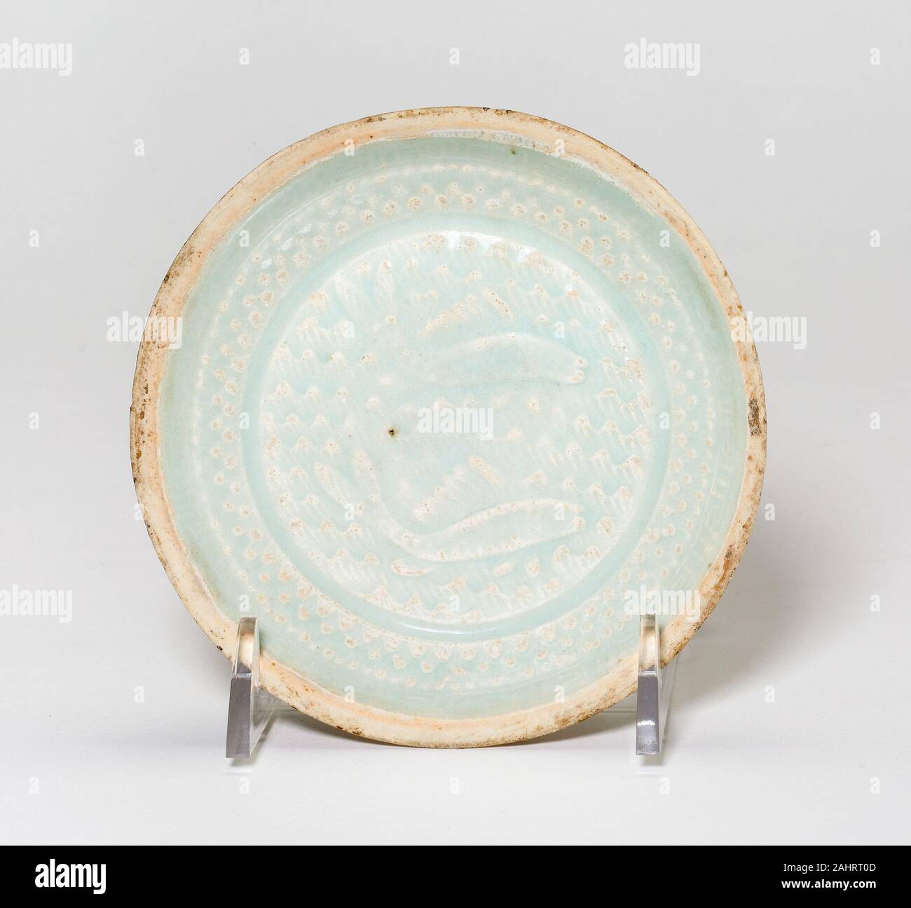 Saucer-Shaped Gericht mit Fisch. 960 AD - 1279. China. Qingbai ware; Steinzeug mit unterglasur geformten Dekoration Stockfoto