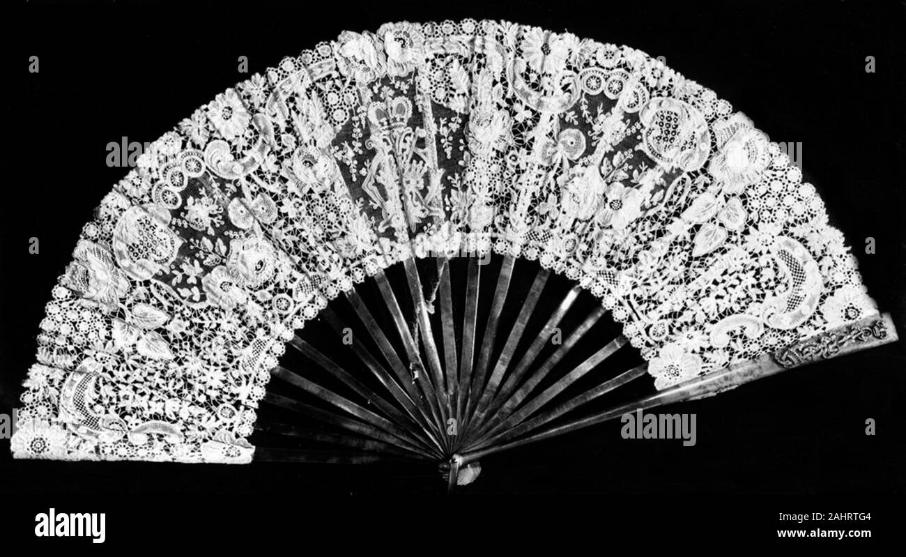 Lüfter mit Monogramm des Cantacuzene Familie. 1899. Brüssel. Baumwolle, gemischten Spitze Bobbin lace Teil einer Art bekannt als Duchesse mit Einsätze von Nadel Spitze eines Typs als Punkt de Blick bekannt; mit Schildpatt wachen und Verschluss mit Edelsteinen verziert Stockfoto