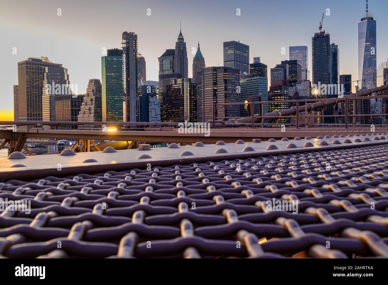 Skyline von New York aus Brooklyn Bridge bei Sonnenuntergang Stockfoto