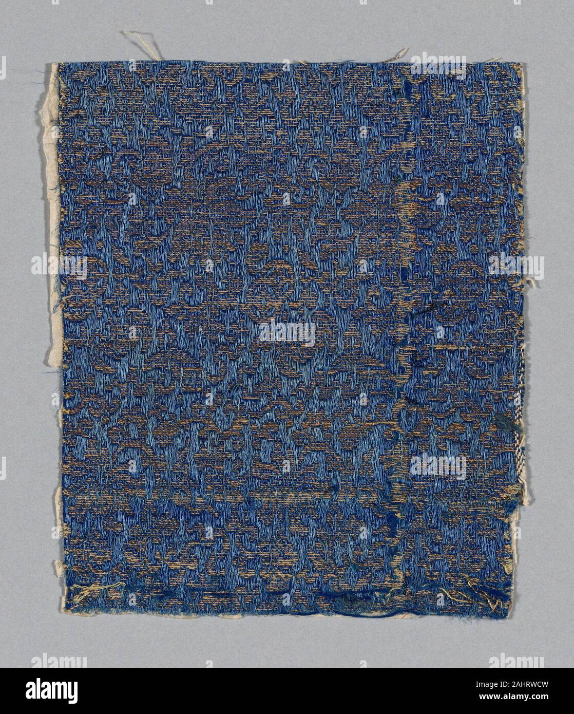 Fragment. 1775 - 1800. China. Seide und gold-leaf-über-lackiert - Streifen Papier eingewickelt Baumwolle, atlasbindung mit Köper interlacings von sekundären Bindung Warps und Musterbildung Tressen Stockfoto