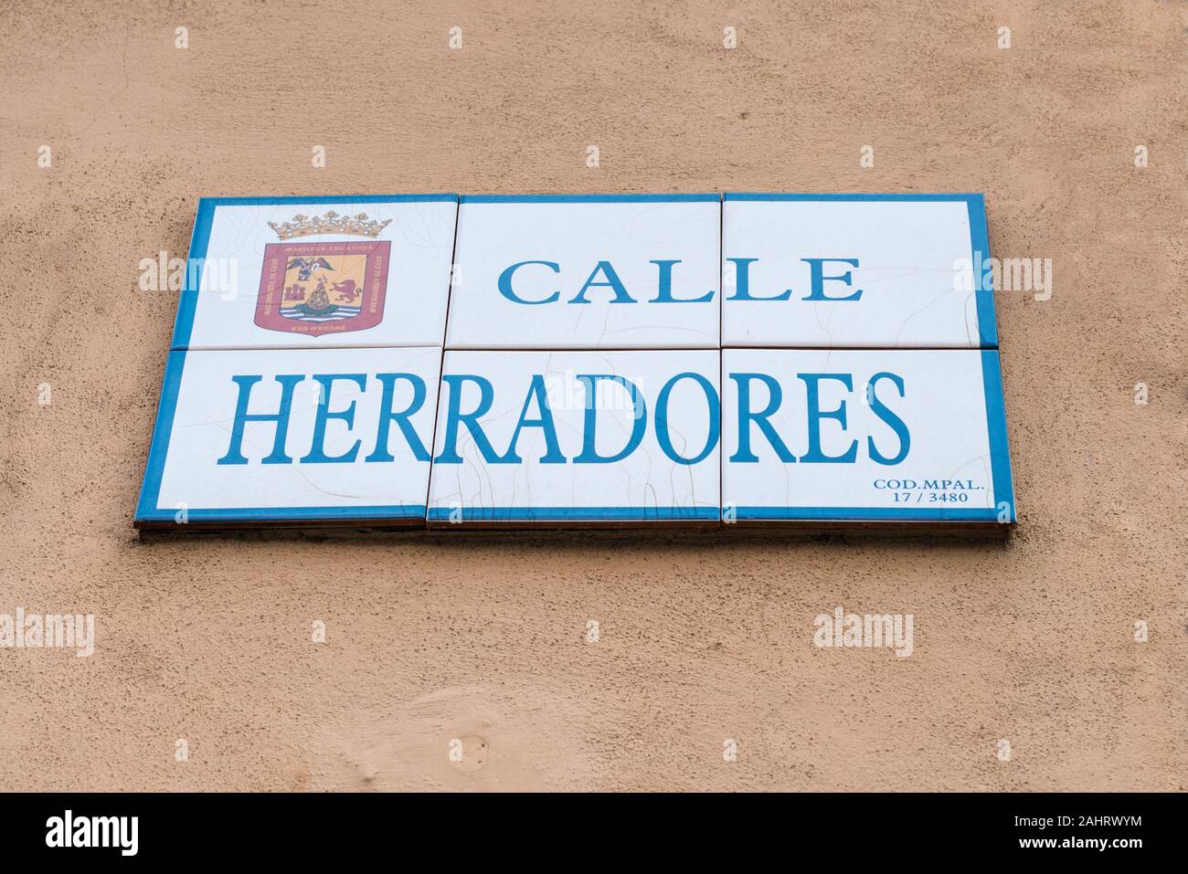 San Cristobal de La Laguna, Kanarische Inseln, Spanien - Dezember 6, 2018: Street Sign der Calle Herradores (Schmiede Straße) an der Wand der Gehäuse Stockfoto