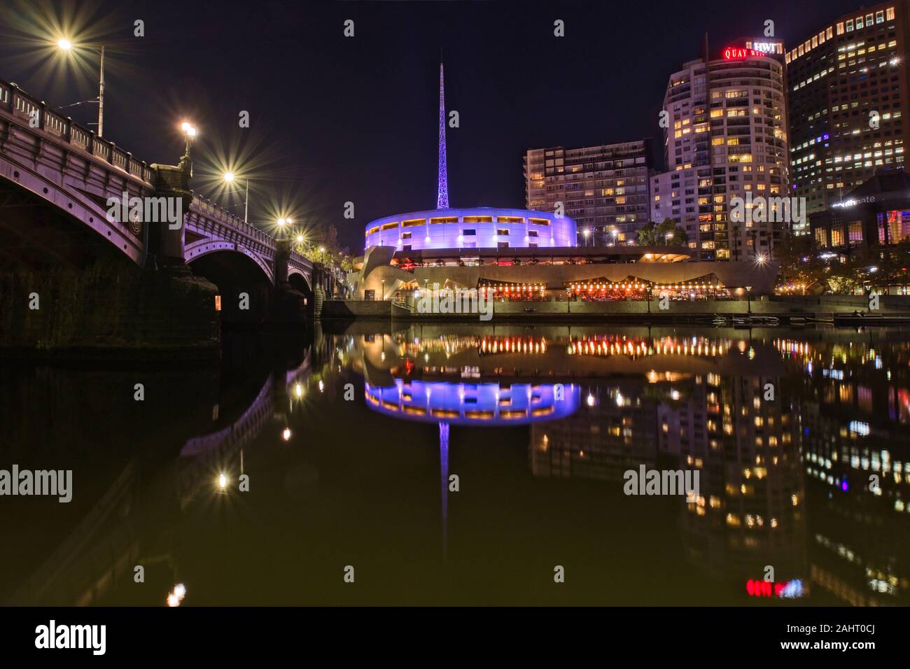 Die hellen Lichter und Farben von Melbourne Southbank in den stillen Wassern des Yarra River auf eine dunkle Nacht wider Stockfoto