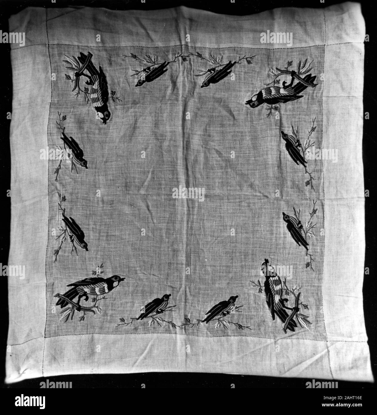 Taschentuch. 1870 - 1890. Frankreich. Bettwäsche, in Leinwandbindung, bestickt mit Baumwolle Stockfoto