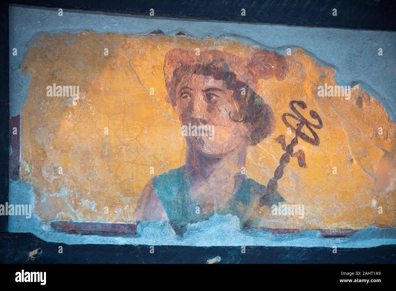 Darstellung des Gottes Mercery auf der Vorderseite eines Geschäfts in Pompeji, Italien Stockfoto