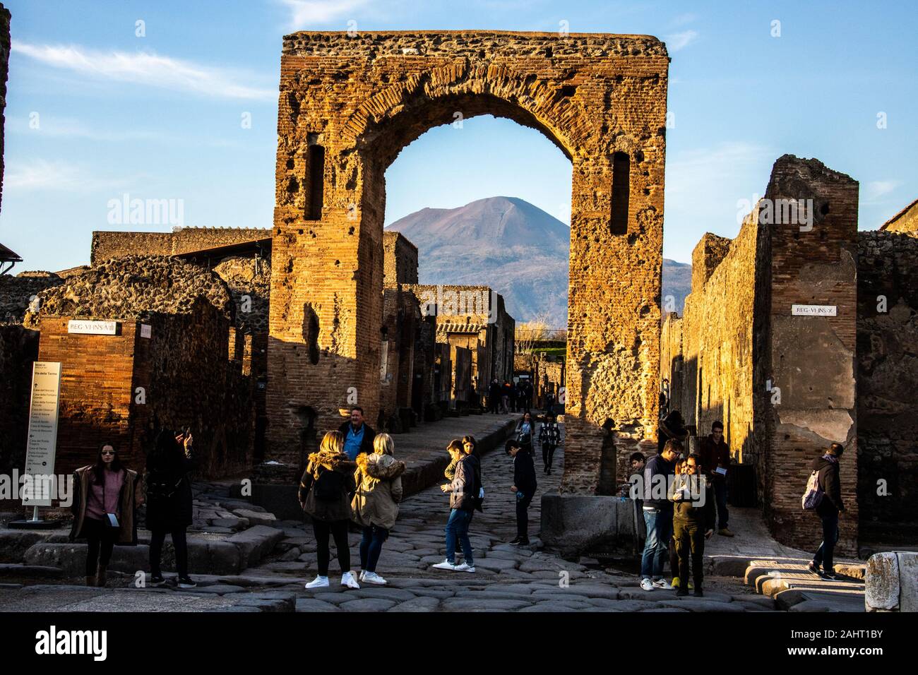 Touristen vor ein Torbogen framing Mt Vesuvesius, Pompeji, Italien Stockfoto