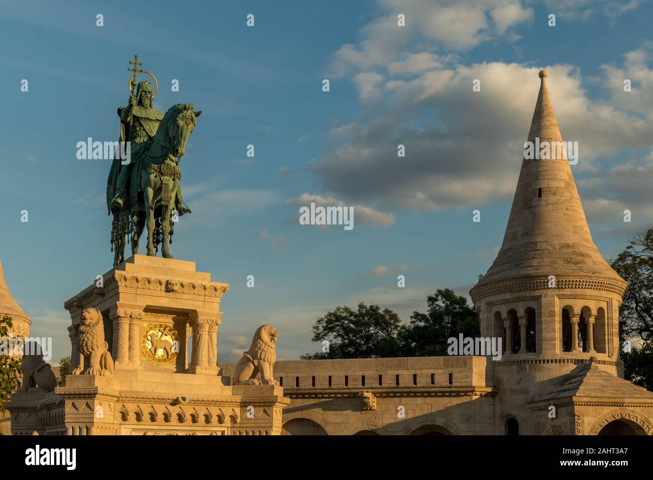 Fisherman's Bastion mit der Statue von St. Stephen in den Abend. Stockfoto