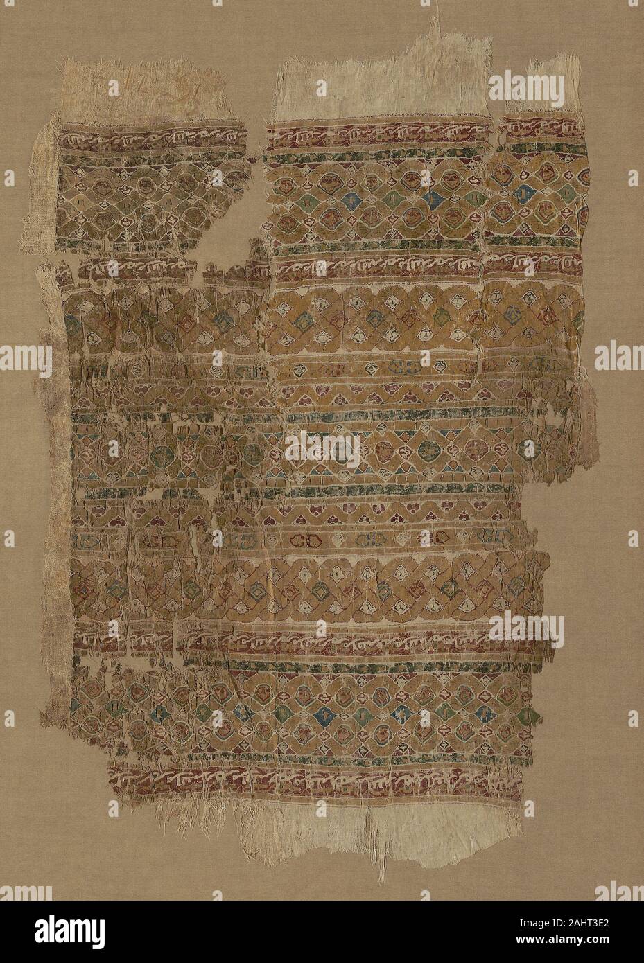 Islamische. Fragment. 1001 - 1200. Ägypten. Seide, Gobelin-webart in der frühen und mittelalterlichen Zeiten (aus dem späten 7 Jahrhundert zu ungefähr 1200), in der gesamten islamischen Welt, staatlichen Fabriken produzierten Textilien sowohl für die Verwendung bei Gericht und für den gewerblichen Verkauf. Wie tiraz (nach dem Wort für Stickerei, was auf die ursprüngliche Technik), diese Textilien Innenausstattung oder Roben bestimmt waren, zu übertragen als königliche Geschenke. frühe Beispiele wurden mit schmalen Bändern von Ornament und Inschriften, die oft den Namen des Patrons und die Lage der Fabrik enthalten eingerichtet. Später Beispiele dazu neigen, Stockfoto