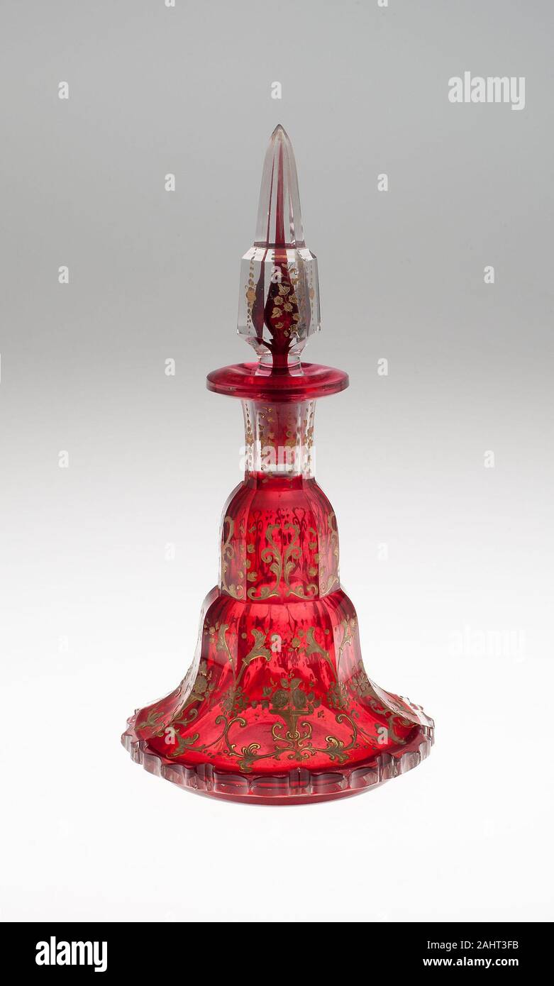 Duft Flasche. 1850 - 1899. Böhmen. Glas, geblasen, Schnitt, rot eingefärbt, gravierte und vergoldete Stockfoto