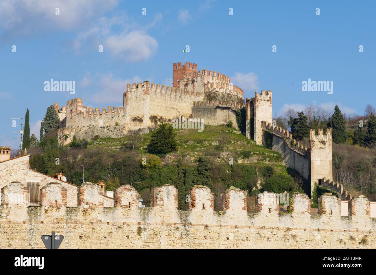 Die mittelalterliche Burg von Soave, in der Nähe von Verona in Italien, im XIII. Jahrhundert erbaut auf einem Hügel und von imposanten Mauern umgeben. Stockfoto