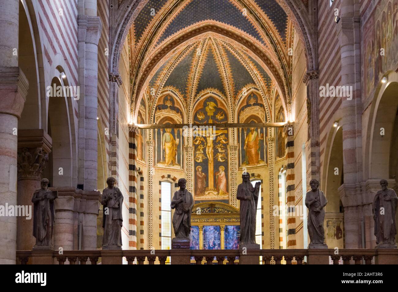 Verona, Italien (29 Dezember 2019) - Das Innere der romanischen Basilika San Zeno (XI Jahrhundert) Stockfoto