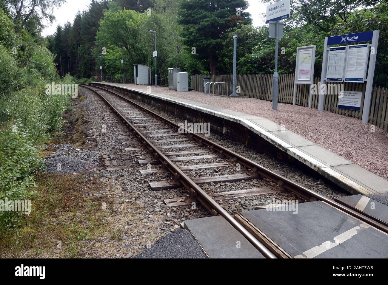 Unbemannte Achnashellach (Achadh nan Seileach) Bahnhof Plattform auf dem Kyle von Lochalsh, Strathcarron, Wester Ross, Scottish Highlands. Stockfoto