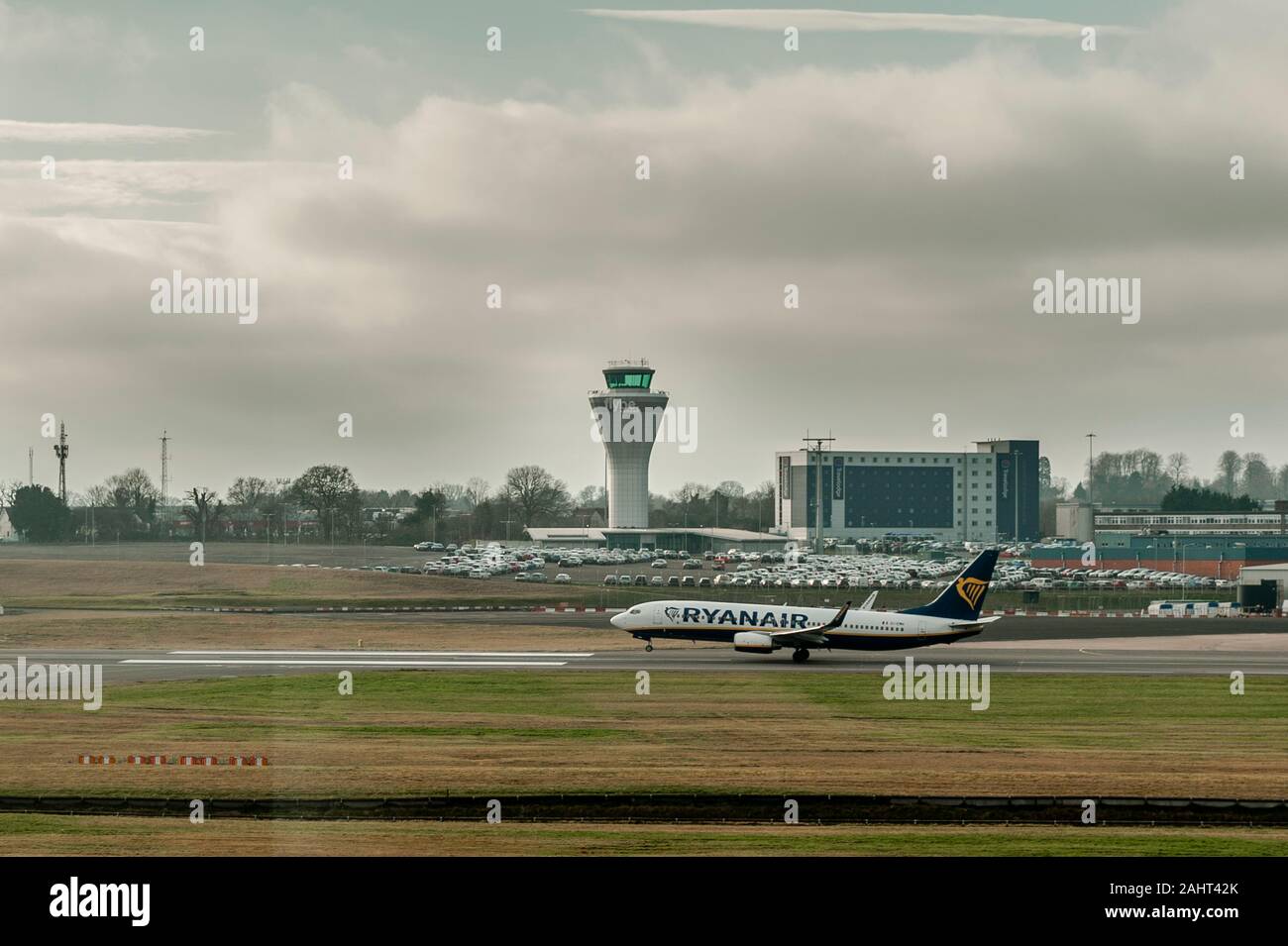 Ryanair Boeing 737 startet unter dem wachsamen Auge des Air Traffic Control Tower am Flughafen Birmingham, West Midlands, Großbritannien mit kopieren. Stockfoto