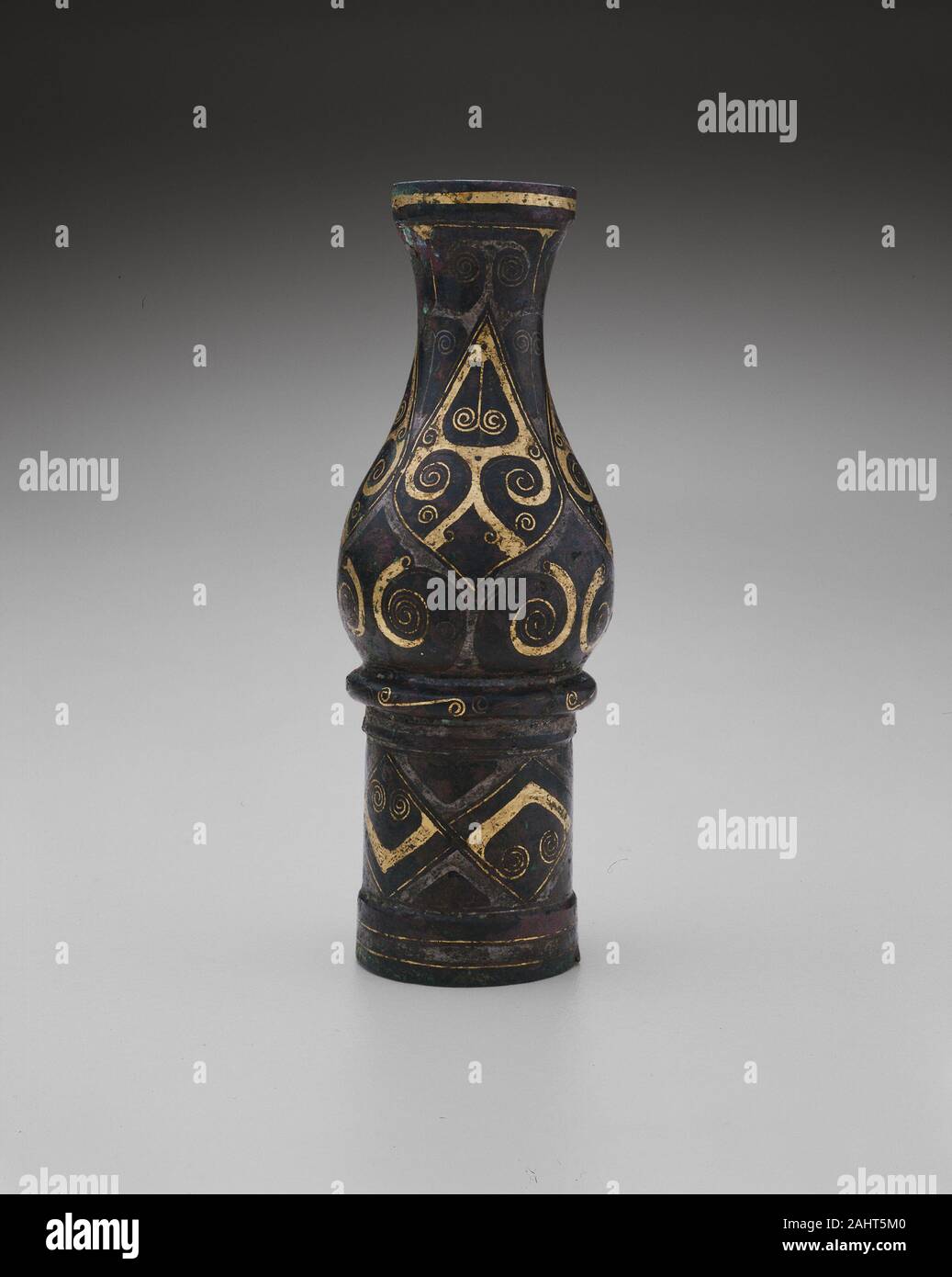 Schlauchreifen Montage. 399 v. Chr. - 200 v. Chr.. China. Bronze mit Gold und Silber prächtig mit Intarsien bronze Rohre wurden als Armaturen für Waffen, Zepter, und Wagen. Diese Flasche-förmige Montage kann Teil der Axel Kappe für das Rad einer zeremoniellen Wagen gebildet haben. In ihrer bemerkenswerten fließend, die eingearbeiteten Design der Voluten und Spiralen wurde weitgehend von zeitgenössischen Lack Malerei inspiriert. Stockfoto