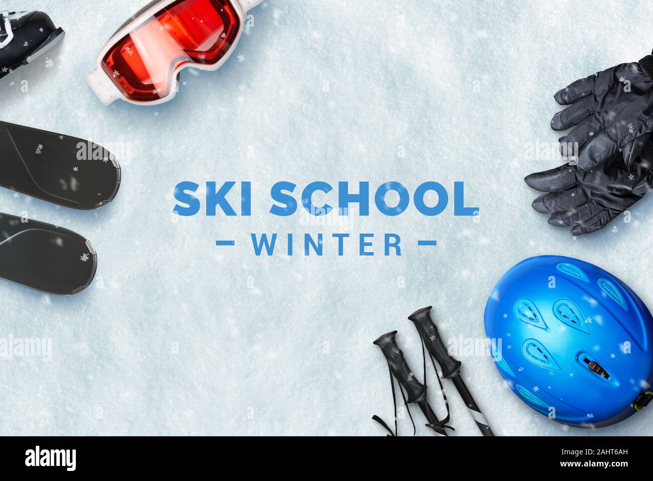 Skischule text auf Schnee von Skiausrüstung umgeben. Ansicht von oben, flach Stockfoto