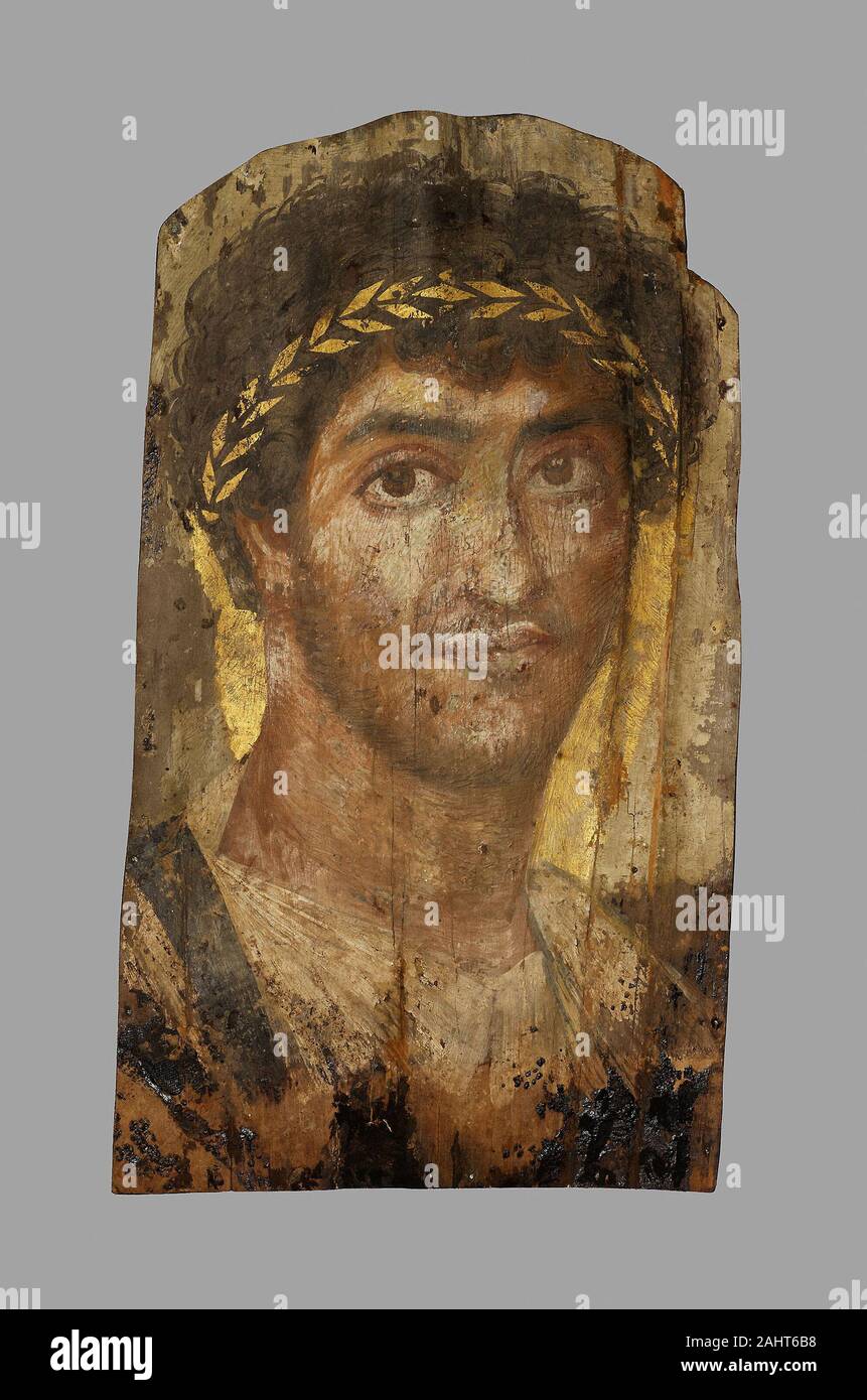 Antike römische. Mumie Porträt ein Mann mit einem Lorbeerkranz. 101 AD - 150 AD. Fayum. Linden (Linden) Holz, Bienenwachs, Pigmente, Gold-, Textil-, und natürliches Harz Dieses Portrait gehört zu einer großen Gruppe von ähnlichen Werken als "fayum Porträts bekannt", so genannten für die Region im Norden von Ägypten, in dem viele entdeckt wurden. Abbild dieses Mannes zu erstellen, malte der Künstler ein dünnes Stück Holz mit Encaustic, oder pigmentiert Wachs, ein Medium, das nicht nur den Eindruck von Dreidimensionalität gab aber auch verblassen und Verschlechterung der trockene Klima Ägyptens widersetzt. Diese sehr individuell und Leben Stockfoto