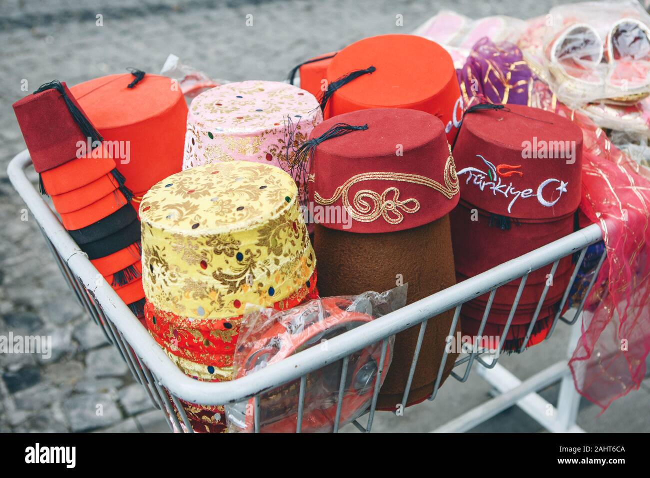 Türkei, Istanbul, 29. Dezember 2019 - Verkauf von traditionellen türkischen Hüte von Fez in Istanbul. Stockfoto