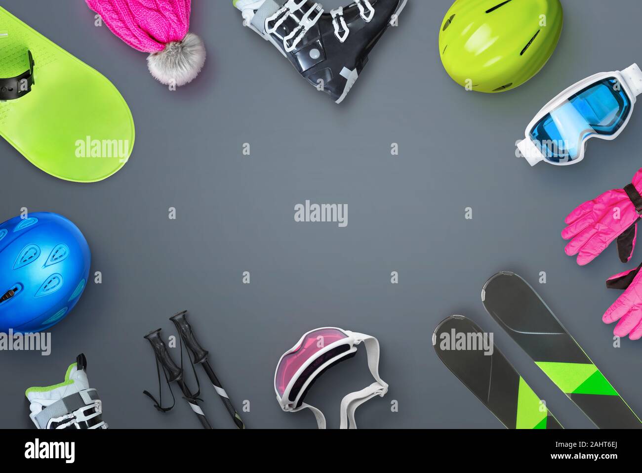 Ski- und Snowboardausrüstung mit Kopie auf dem Tisch in der Mitte Platz für Text, Logo oder Produkt Promotion platziert. Ansicht von oben, flach. Stockfoto