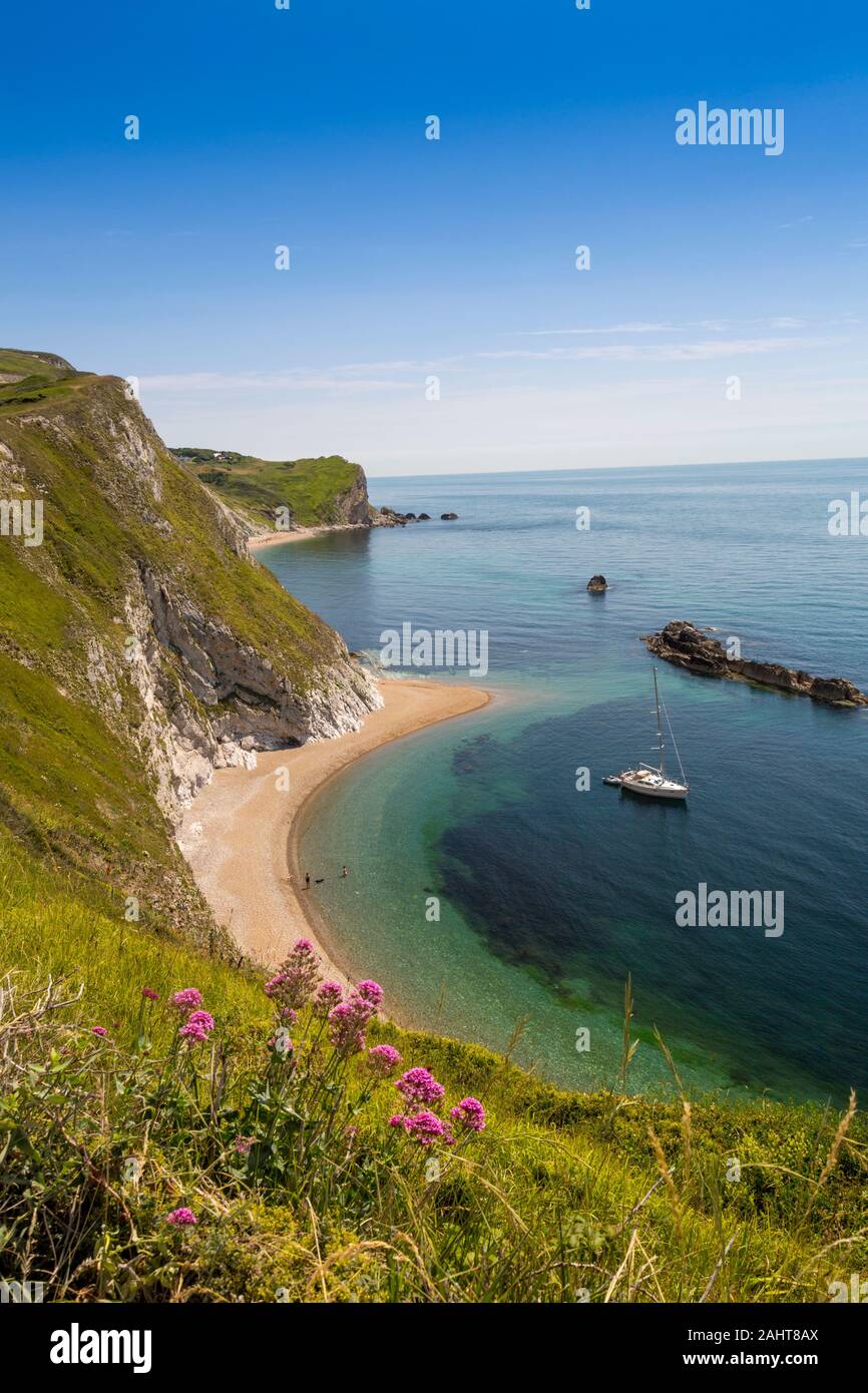 Eine Luxusyacht in Man O'War Bay auf in Dorset Jurassic Heritage Coast, England, UK verankert Stockfoto