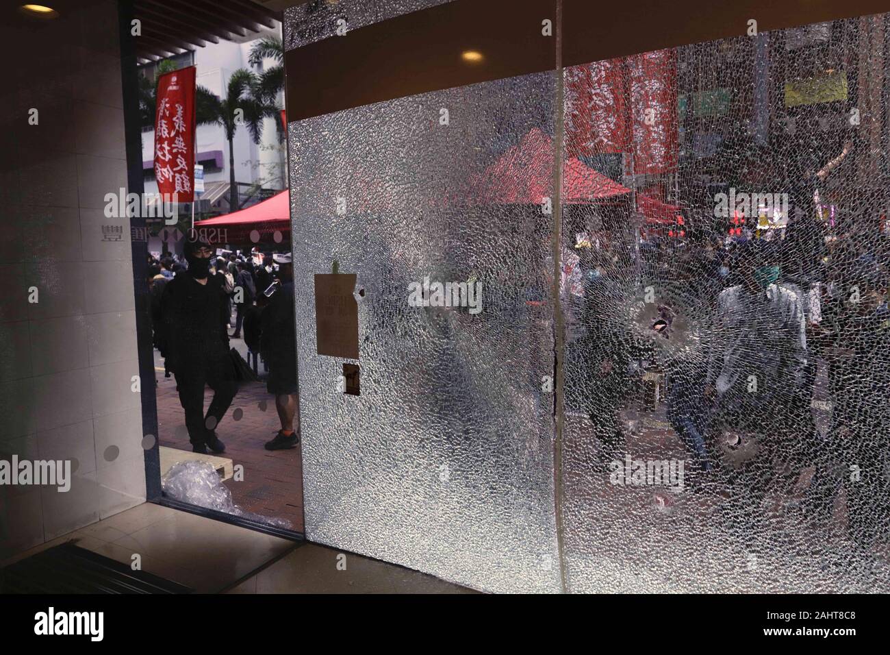 Hongkong, China. 1 Jan, 2020. Glasscheibe von HSBC Branch Office wird durch "vandalized Demonstrant' (danach tat - von den lokalen Medien wie HK Polizei" Undercover Agent als "demonstrant" getarnt überprüft) Während der New Year's Day Parade. Jan-1, 2020 Hong Kong. ZUMA/Liau Chung-ren Credit: Liau Chung-ren/ZUMA Draht/Alamy leben Nachrichten Stockfoto