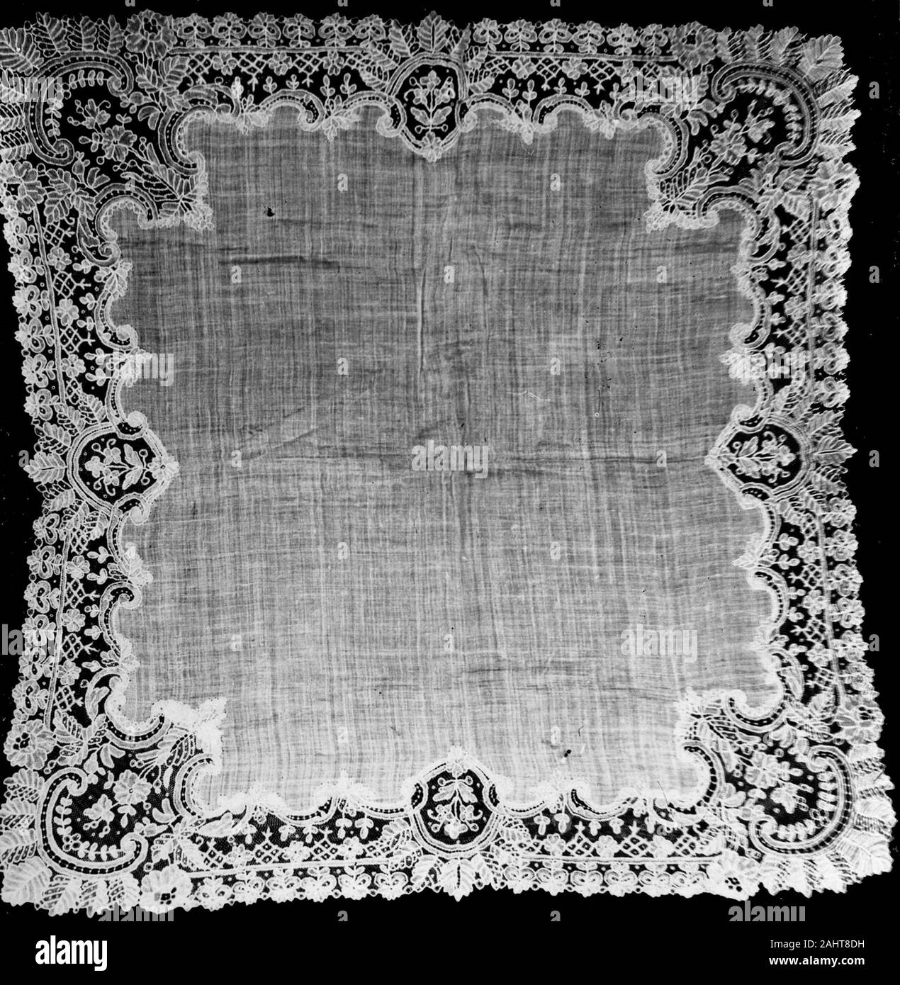 Taschentuch. 1875 - 1900. Belgien. Bettwäsche, in Leinwandbindung, mit Baumwolle, Nadel Spitze einer Art bekannt als Punkt de Gaz Stockfoto