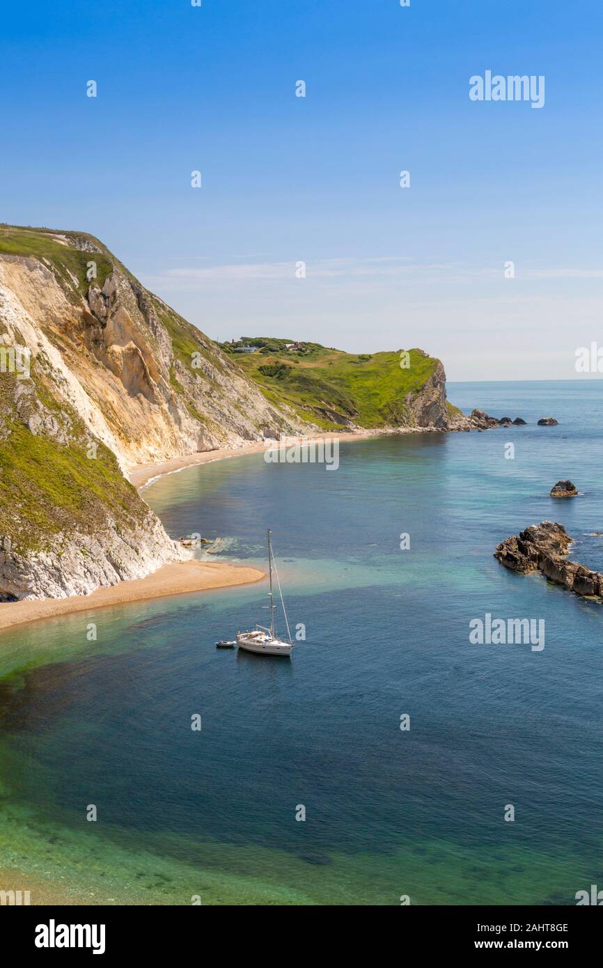 Eine Luxusyacht in Man O'War Bay auf in Dorset Jurassic Heritage Coast, England, UK verankert Stockfoto