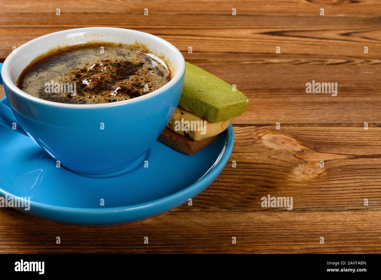 Seitenansicht Tasse Kaffee und verschiedenen Geschmacksrichtungen süß Cookies mit Kopie Raum Stockfoto