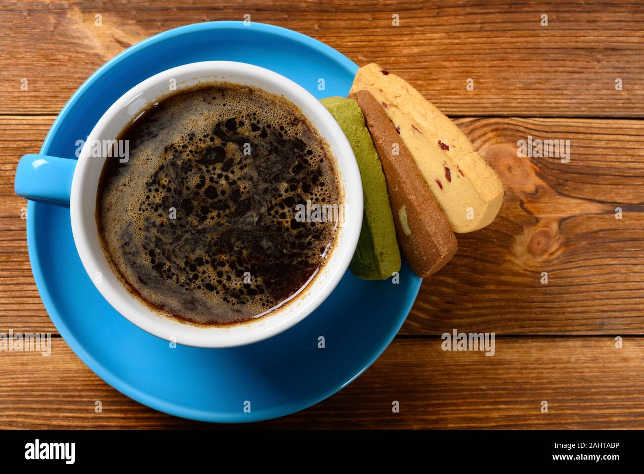 Ansicht von oben Tasse Kaffee und verschiedenen Geschmacksrichtungen süß Cookies mit Kopie Raum Stockfoto
