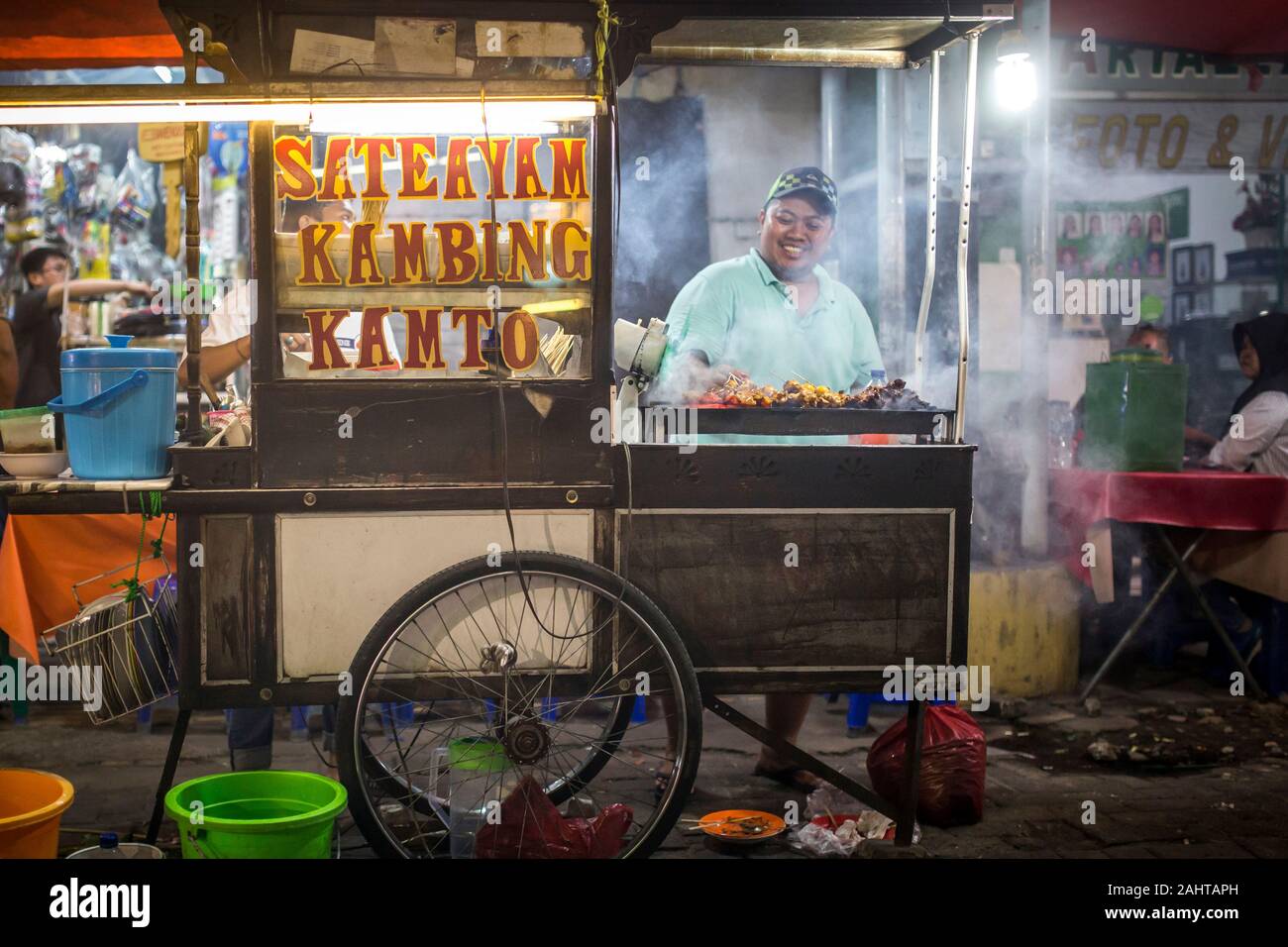 JAKARTA, Indonesien - 25. FEBRUAR 2018: Mann mit traditionellen indonesischen Essen auf der Straße in Jakarta, Indonesien. Stockfoto