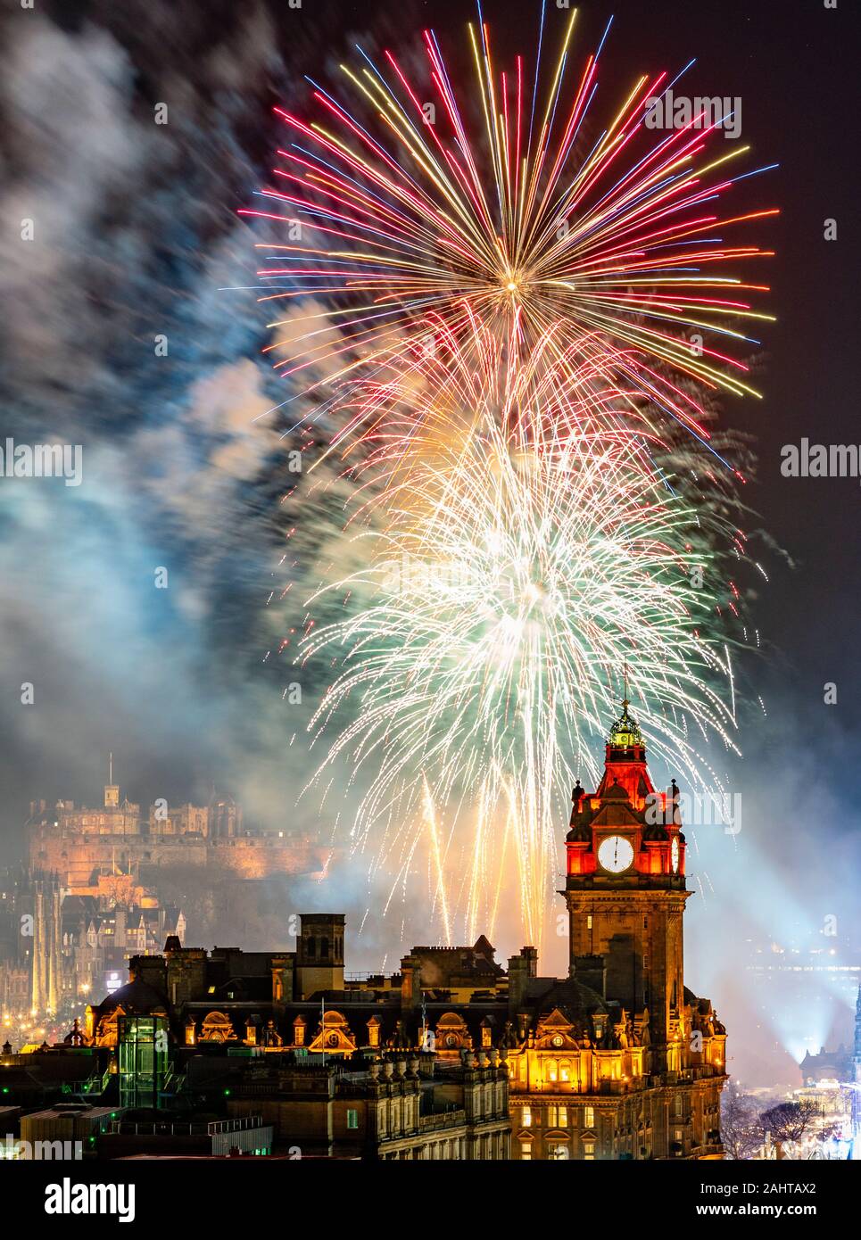 Edinburgh, Schottland, Großbritannien. 31. Dez 2019. Feuerwerk über Edinburgh Castle zu Beginn der Edinburgh Hogmanay party Stockfoto