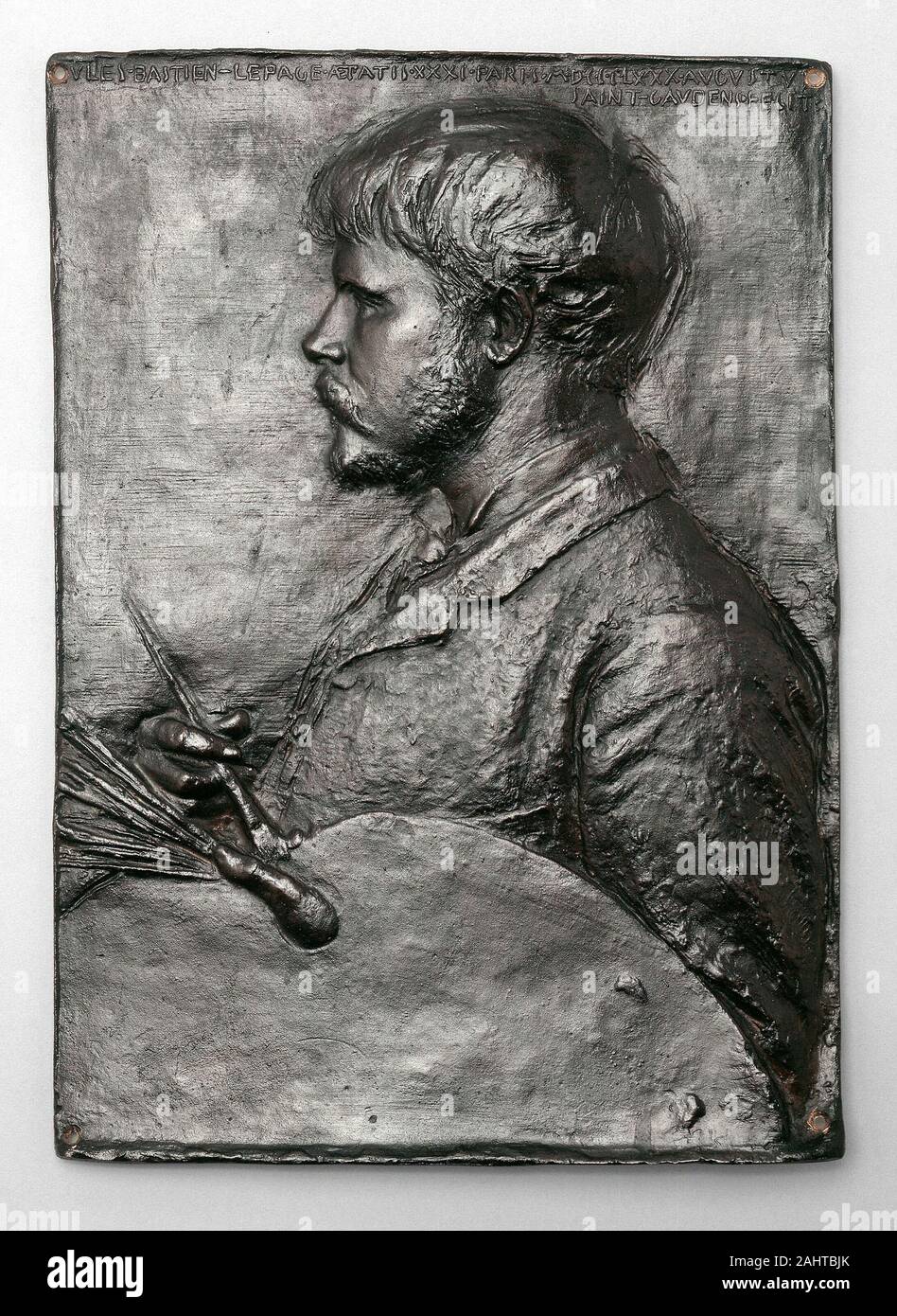 Augustus Saint-Gaudens (Bildhauer). Jules Bastien-Lepage. 1880. Paris. Kupfer mit Bronze Patina, während das Leben in Paris, der Bildhauer Augustus Saint-Gaudens ausgeführt eine Reihe von Bronze relief Portraits seiner befreundete Künstler, darunter John Singer Sargent, und diese Darstellung der französische Maler Jules Bastien-Lepage. Im Gegensatz zu seinen früheren, Büste - Länge Plaketten, dieses Portrait ist ein komplexer, halbe Länge der Komposition. Bei Bastien-Lepage verlangen von dem Bildhauer eine Palette und Pinsel des Franzosen Hände zu verbergen; dieser amüsiert Saint-Gaudens, die dachten, dass es eine "seltene ARCHETYPISCHE Stockfoto Augustus Saint-Gaudens (Bildhauer). Jules Bastien-Lepage. 1880. Paris. Kupfer mit Bronze Patina, während das Leben in Paris, der Bildhauer Augustus Saint-Gaudens ausgeführt eine Reihe von Bronze relief Portraits seiner befreundete Künstler, darunter John Singer Sargent, und diese Darstellung der französische Maler Jules Bastien-Lepage. Im Gegensatz zu seinen früheren, Büste - Länge Plaketten, dieses Portrait ist ein komplexer, halbe Länge der Komposition. Bei Bastien-Lepage verlangen von dem Bildhauer eine Palette und Pinsel des Franzosen Hände zu verbergen; dieser amüsiert Saint-Gaudens, die dachten, dass es eine "seltene ARCHETYPISCHE Stockfoto
