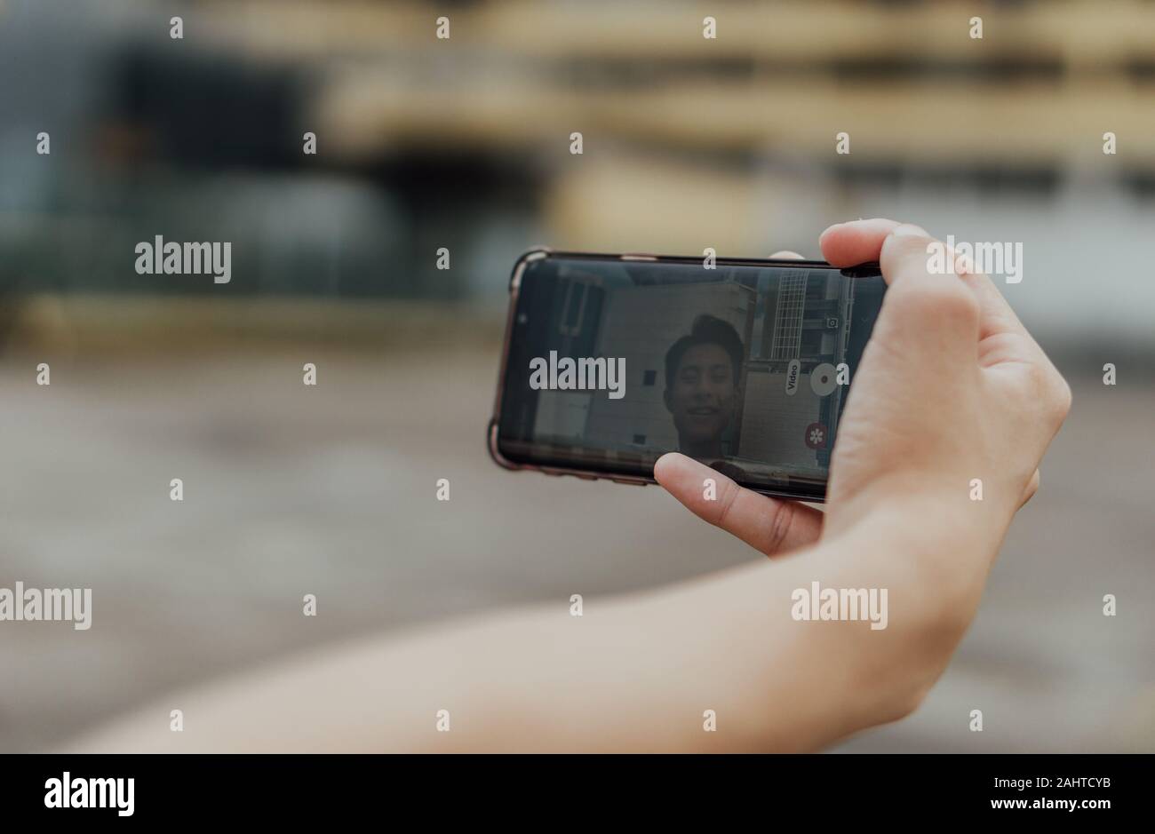 Asiatische männlichen vlogging und ein Video aufzeichnen Stockfoto