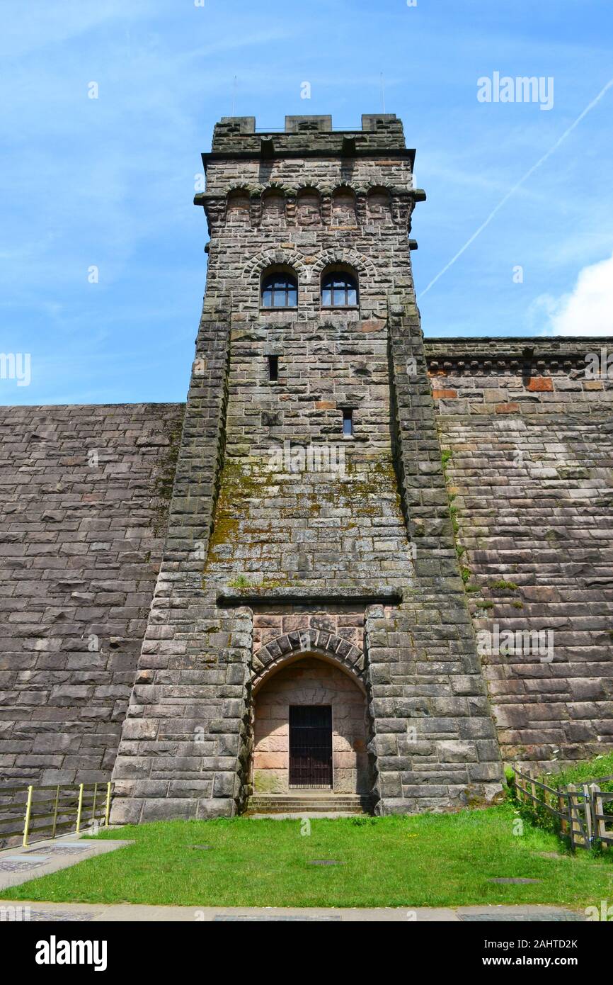 Damm auf der Ladybower Reservoir, Obere Derwent Valley, Derbyshire, Großbritannien Stockfoto