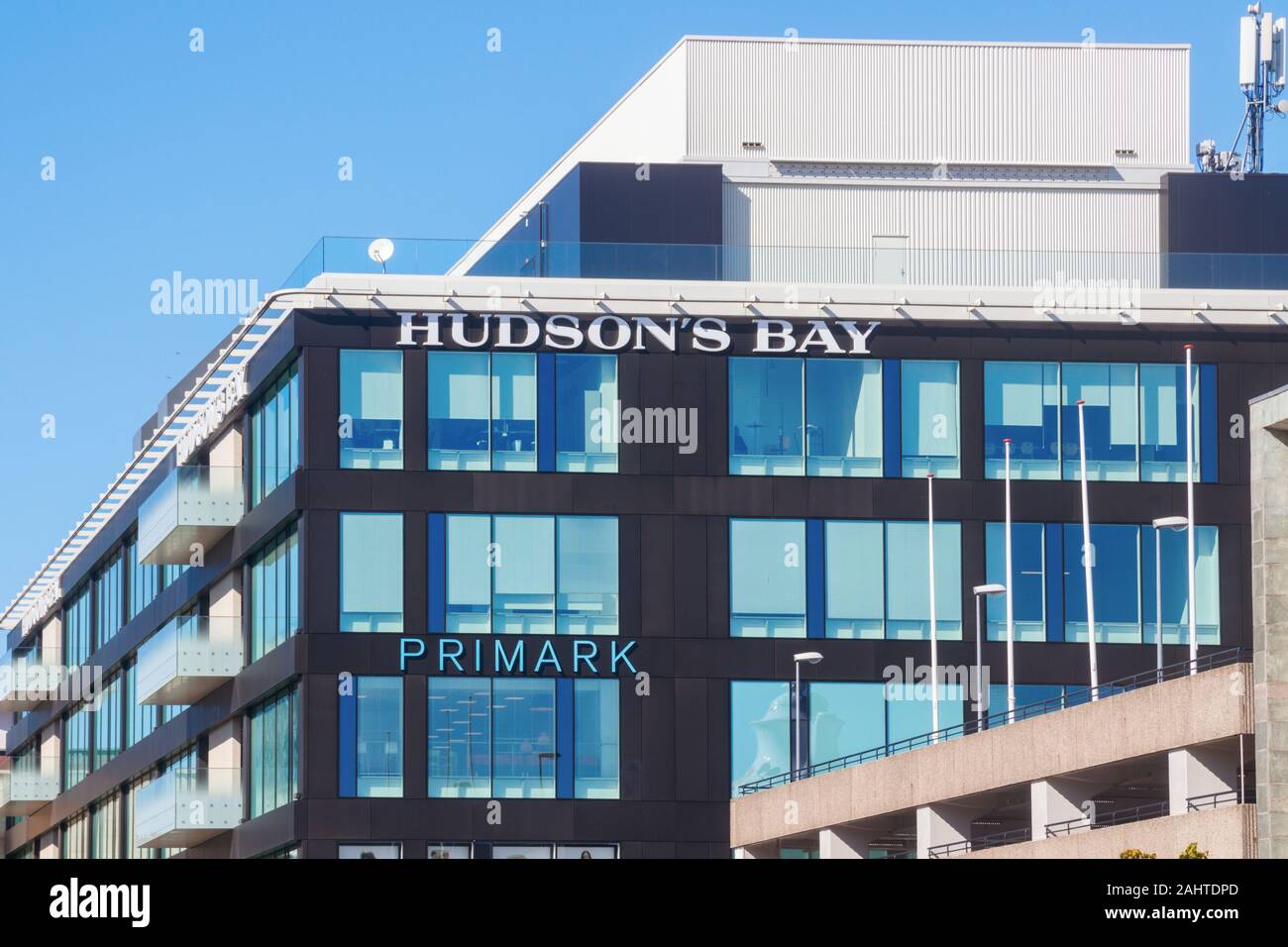 Hoog Catharijne Shopping Mall mit der Hudson Bay Kaufhaus und einem Primark schnelle Mode Clothing Store. Utrecht, Niederlande. Stockfoto