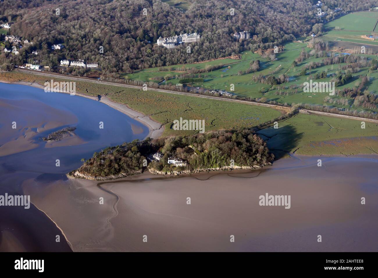 Luftaufnahme von Holme Island in der Nähe von Grange Over Sands, mit der Cumbria Grand Hotel & Grange Over Sands Golf Club im Hintergrund, Cumbria Stockfoto