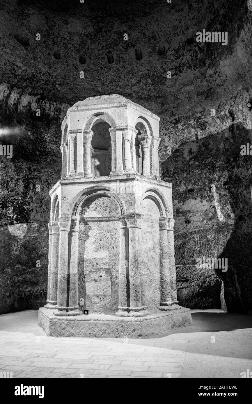 AUBETERRE SUR DRONNE CHARENTE AQUITAINE FRANKREICH - SAINT JEAN XI Jahrhundert HÖHLENKIRCHE mit einer Nachbildung des Heiligen Grabes VON JERUSALEM - SANTIAGO DE COMPOSTELLA - römische Architektur - religiöse Architektur © Frédéric BEAUMONT Stockfoto