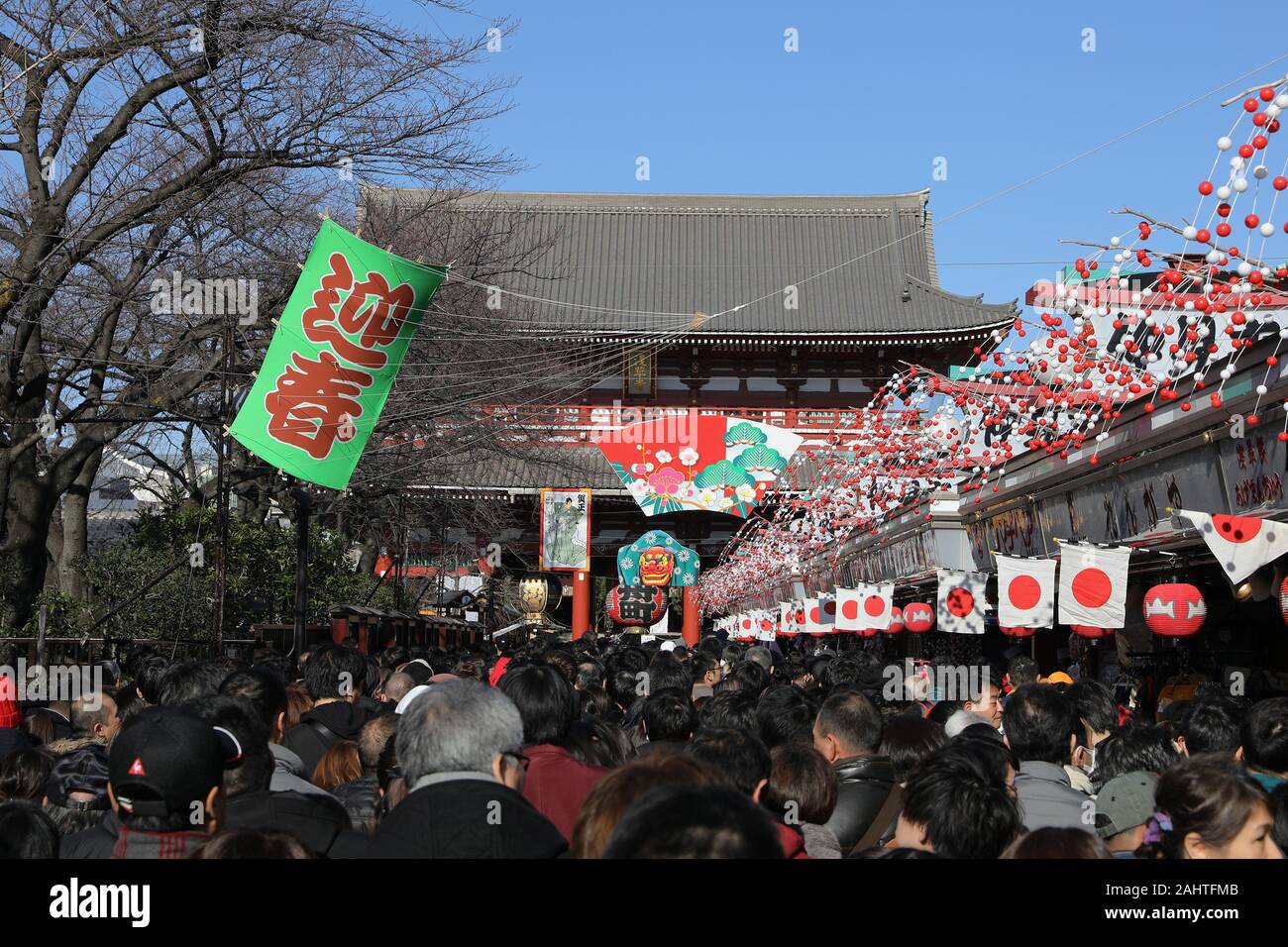 Tokio, Japan. 1 Jan, 2020. Leute gehen zu Senso-ji Tempel für Hatsumode, oder Ihren ersten Tempel besuchen mit Senso-ji Tempel in Asakusa, Tokyo, Japan, Jan. 1, 2020. Credit: Du Xiaoyi/Xinhua/Alamy leben Nachrichten Stockfoto