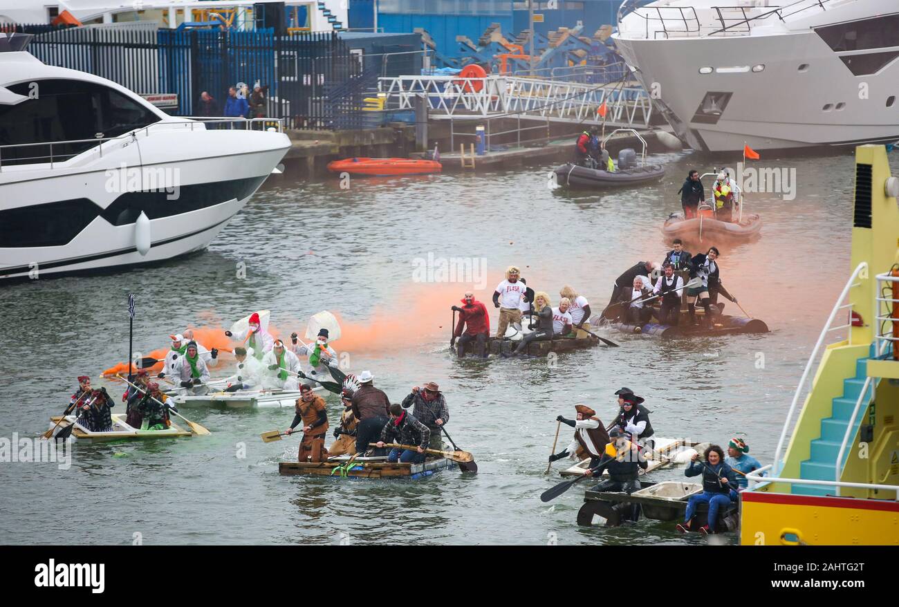 Poole, Großbritannien. 1. Jan 2020. Allgemeines Chaos während des alljährlichen Tag Badewanne Rennen auf Poole Quay in Dorset. Credit: Richard Knick/Alamy leben Nachrichten Stockfoto