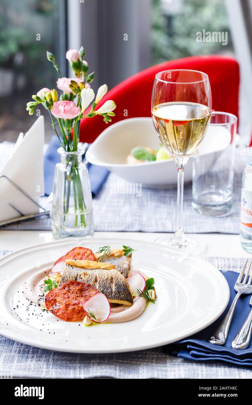 Zander Filet mit Chorizo, Blumenkohl und Radieschen in einem Restaurant. Stockfoto
