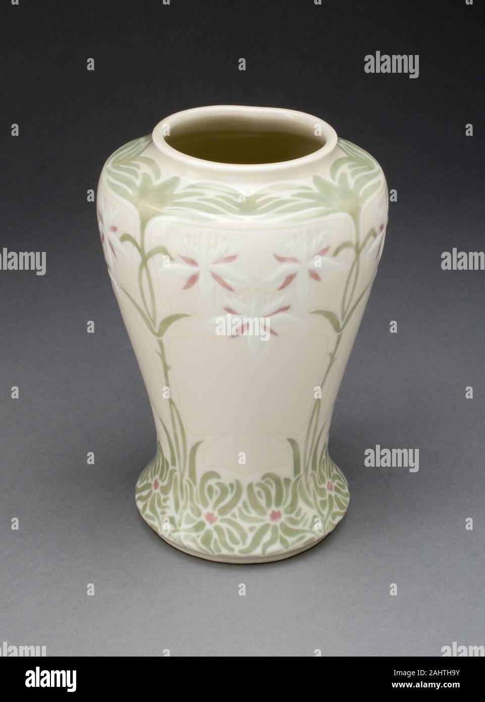Edward Colonna (Designer). Vase. 1895 - 1907. Limoges. Hartporzellan mit Schablonen, Pastete sur Pastete mit eingeschnittenen Dekoration Stockfoto